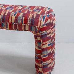 Banco tapizado 'Fez' estampado en colores rojizos, azules y beige