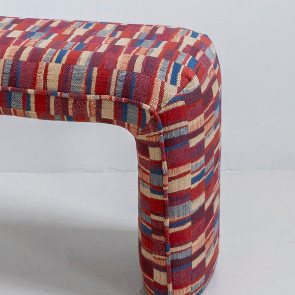 Banco tapizado 'Fez' estampado en colores rojizos, azules y beige