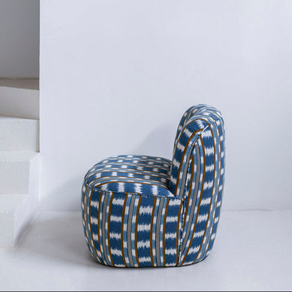 Butaca tapizada 'Antibes' con estampado de rayas marrones y cuadros azules