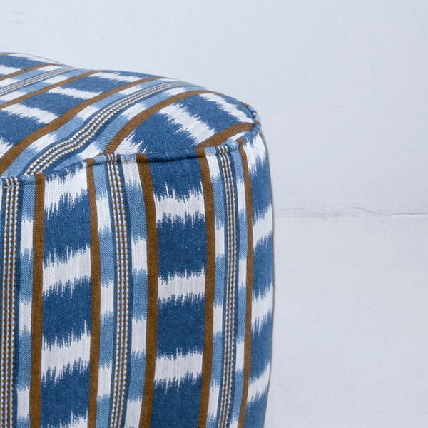Puf tapizado 'Antibes' con estampado de rayas marrones y cuadros azules