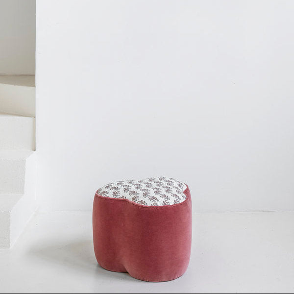Puf tapizado 'Plumas' estampado rosa empolvado y terciopelo coral