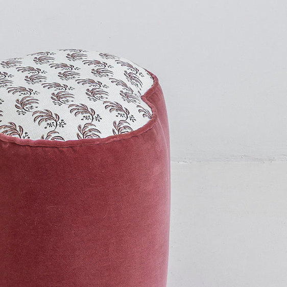 Puf tapizado 'Plumas' estampado rosa empolvado y terciopelo coral