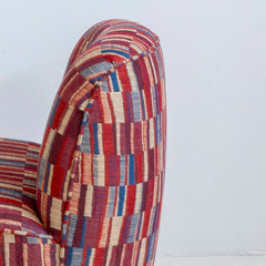 Butaca tapizada 'Fez' estampado en colores rojizos, azules y beige