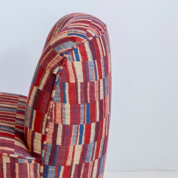 Butaca tapizada 'Fez' estampado en colores rojizos, azules y beige