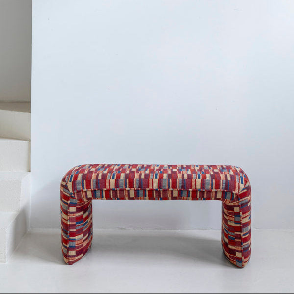 Banco tapizado 'Fez' estampado en colores rojizos, azules y beige