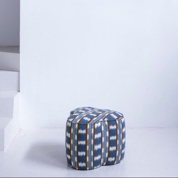 Butaca tapizada 'Antibes' con estampado de rayas marrones y cuadros azules