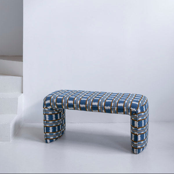 Butaca tapizada 'Antibes' con estampado de rayas marrones y cuadros azules