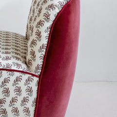 Butaca tapizada 'Plumas' estampado rosa empolvado con trasera en terciopelo coral