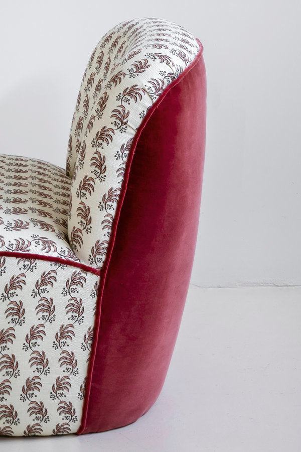Butaca tapizada 'Plumas' estampado rosa empolvado con trasera en terciopelo coral