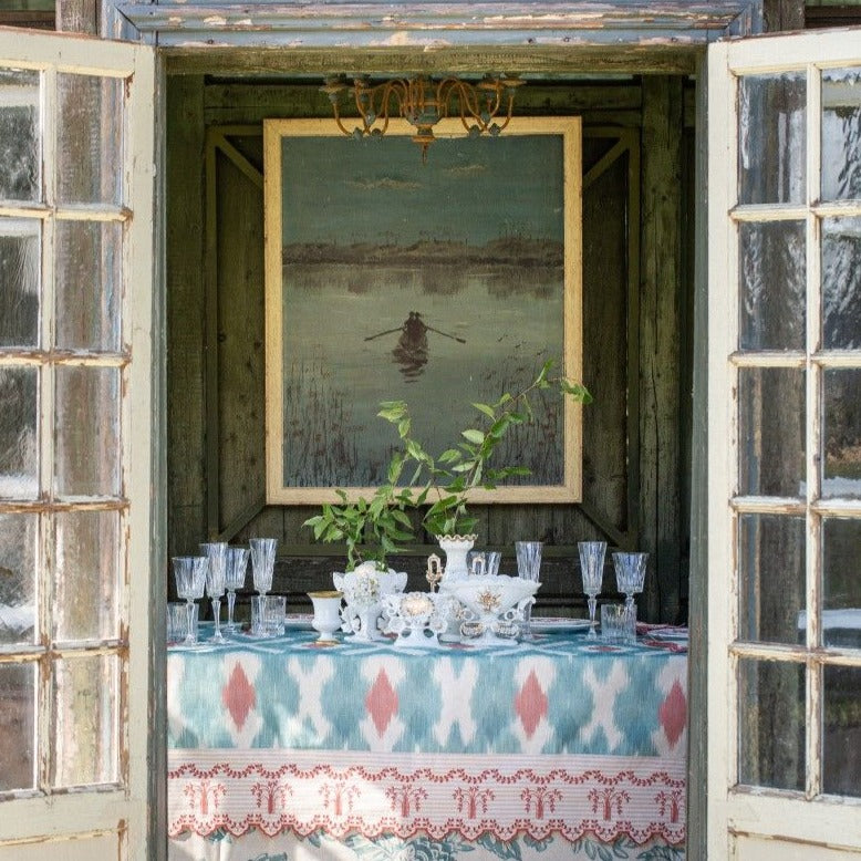 Mantel Ikat turquesa y rosa con cenefa bordada