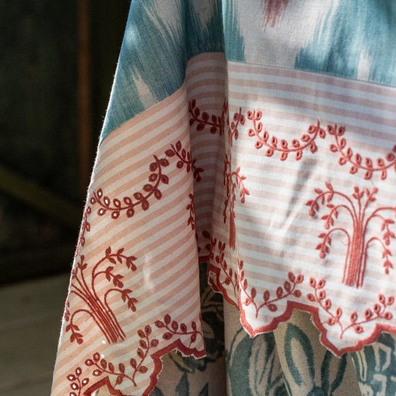 Mantel Ikat turquesa y rosa con cenefa bordada