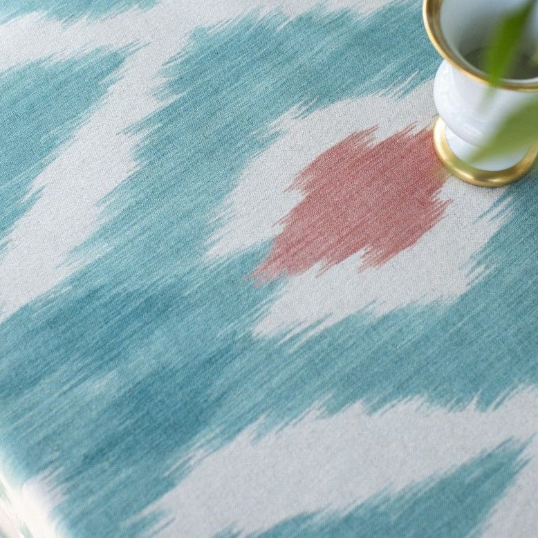Mantel Ikat turquesa y rosa con cenefa bordada