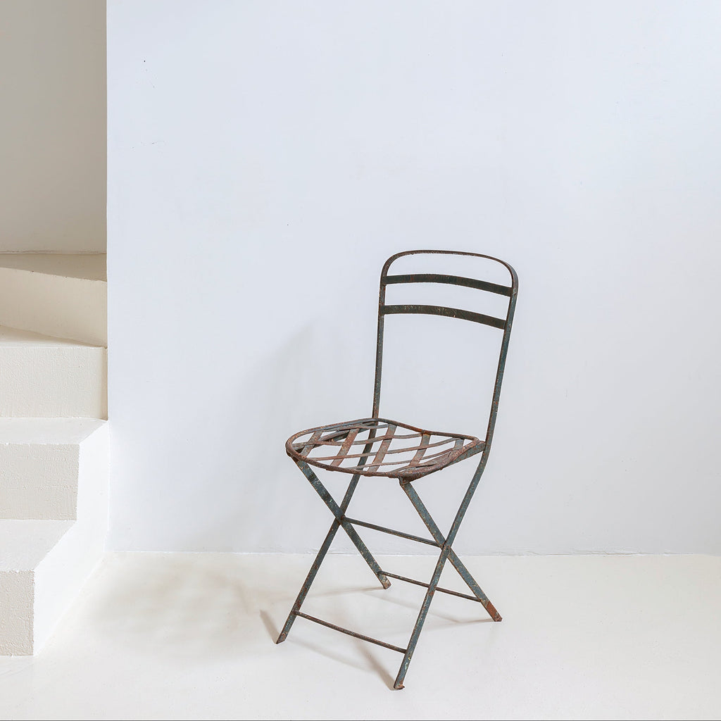 Silla de jardín en hierro calado oxidado