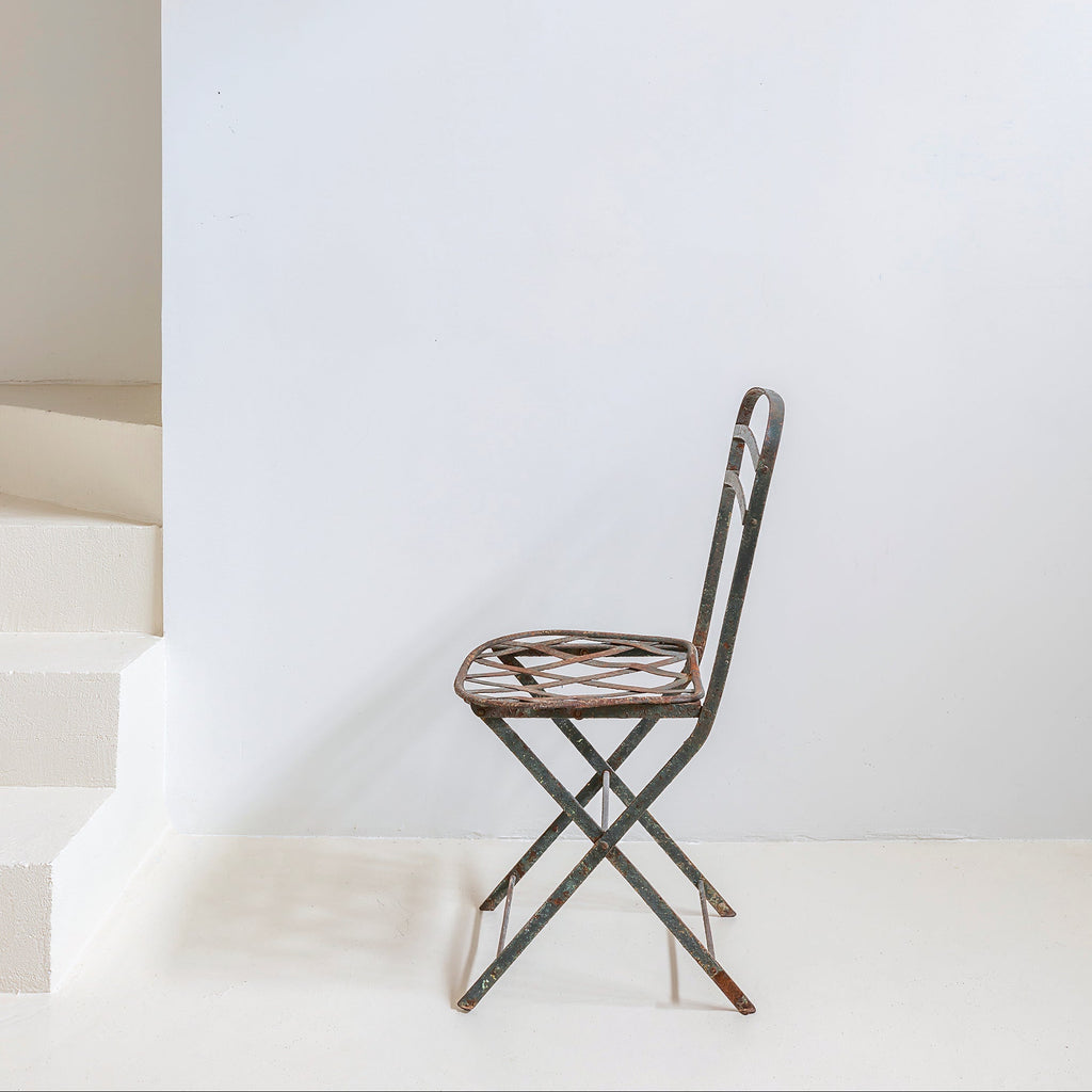 Silla de jardín en hierro calado oxidado