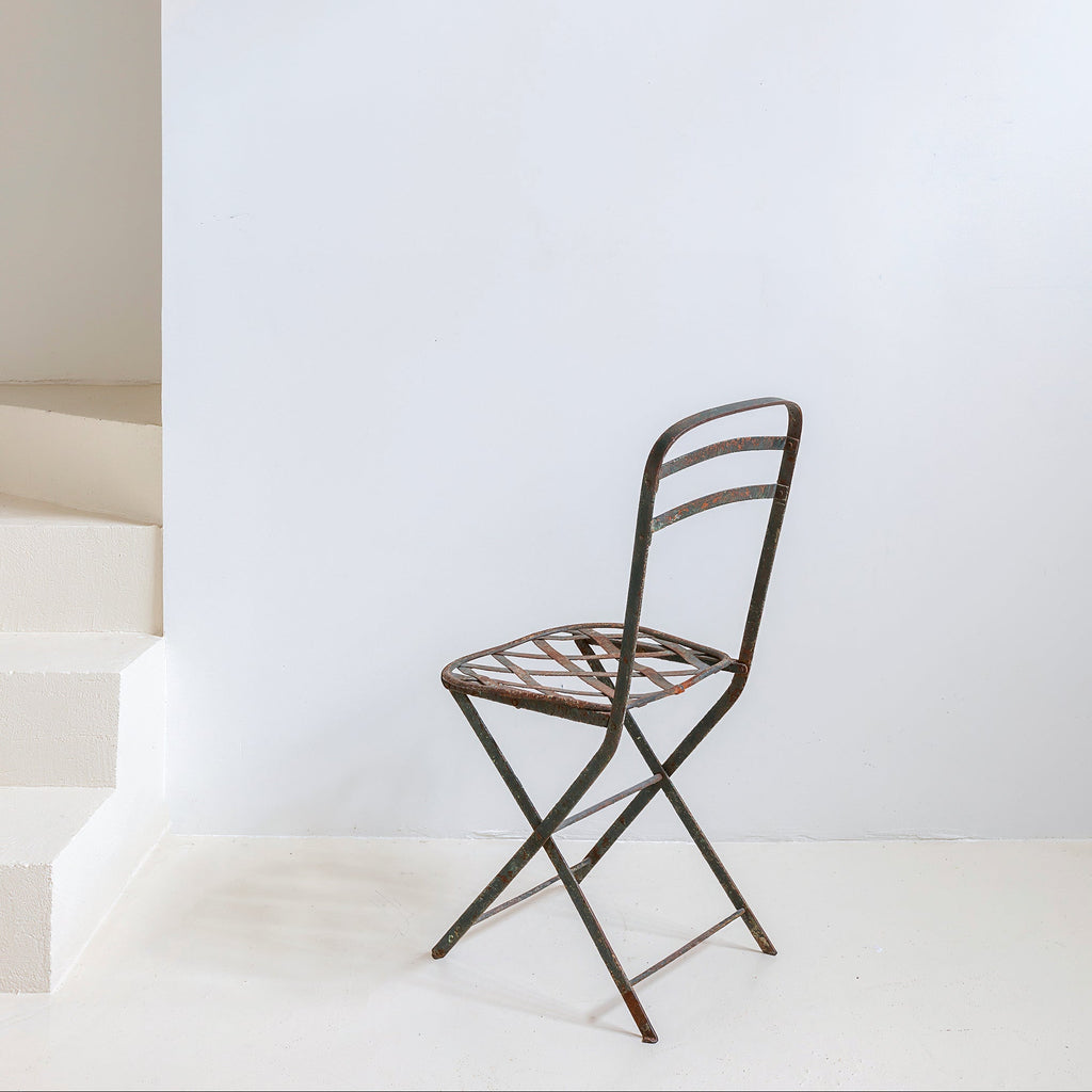 Silla de jardín en hierro calado oxidado