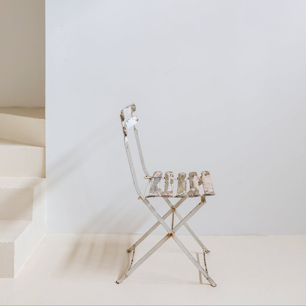 Silla de jardín en hierro patinado blanco decapado