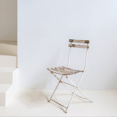 Silla de jardín en hierro patinado blanco decapado