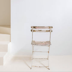 Silla de jardín en hierro patinado blanco decapado