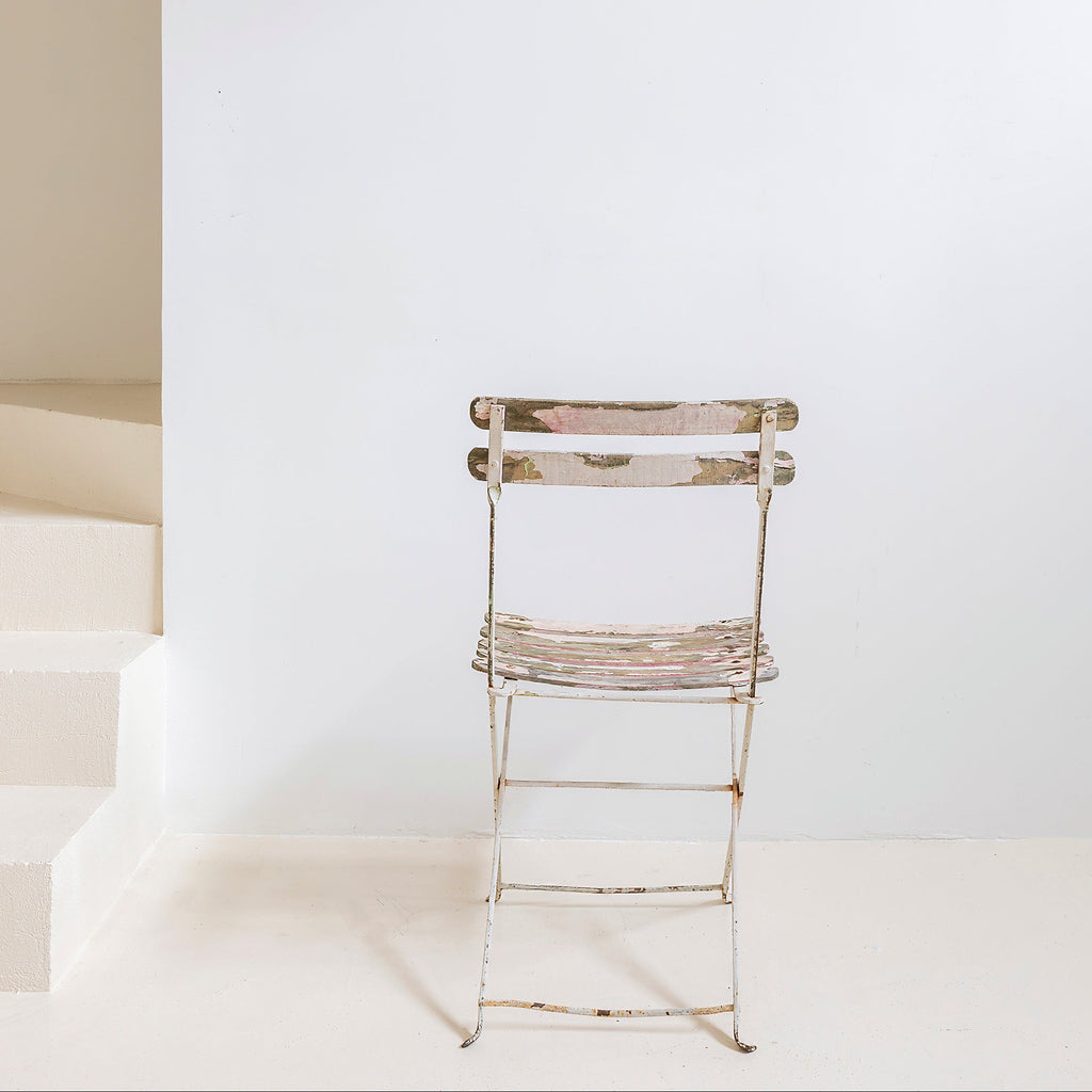 Silla de jardín en hierro patinado blanco decapado