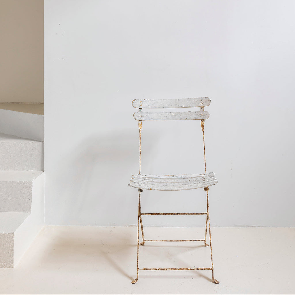 Silla plegable francesa de jardín en hierro patinado blanco