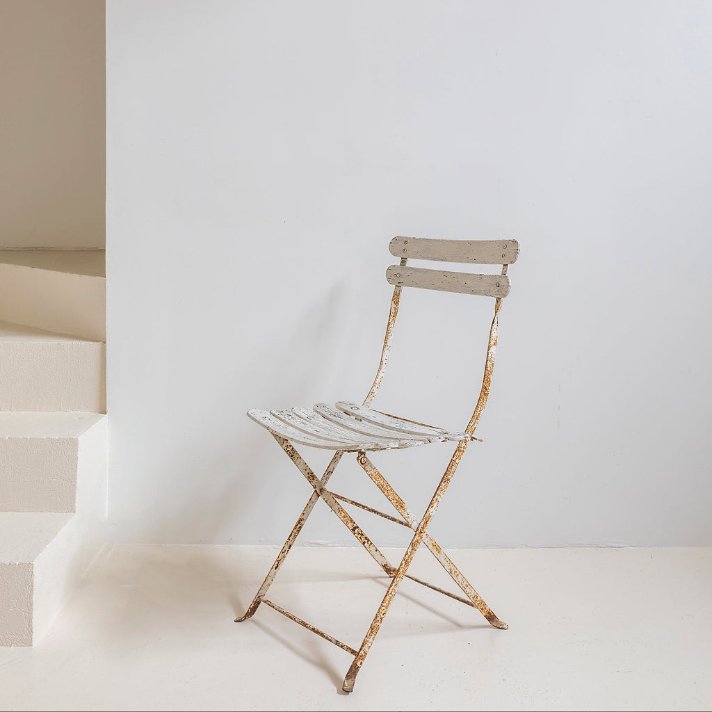 Silla plegable francesa de jardín en hierro patinado blanco