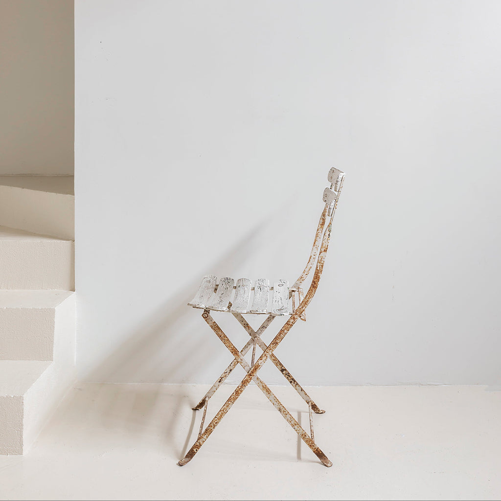 Silla plegable francesa de jardín en hierro patinado blanco