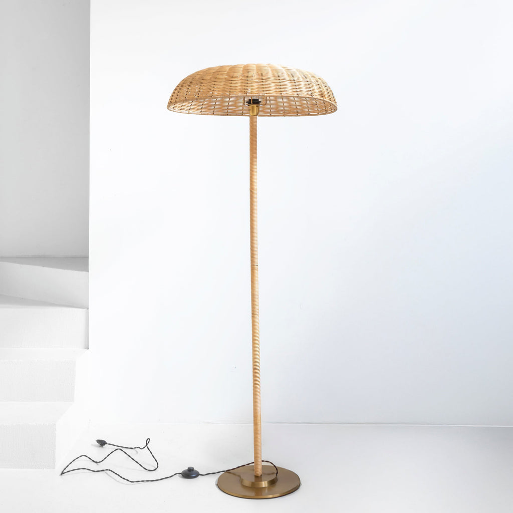Lámpara de pie de ratán