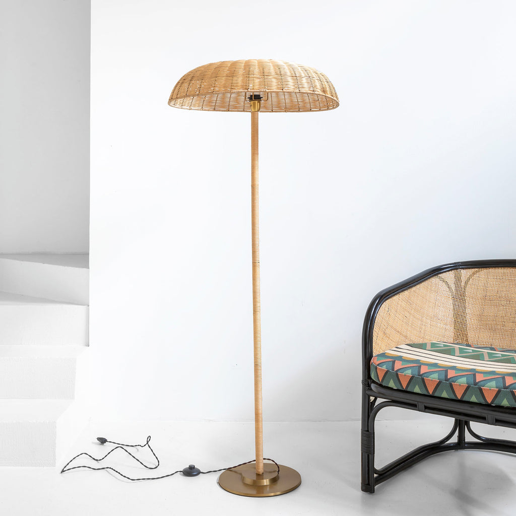Lámpara de pie de ratán