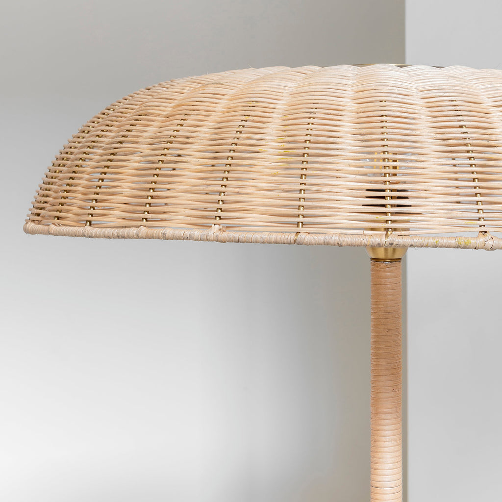 Lámpara de pie de ratán