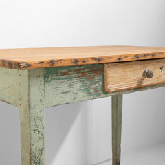 Mesa de madera con pátina verde