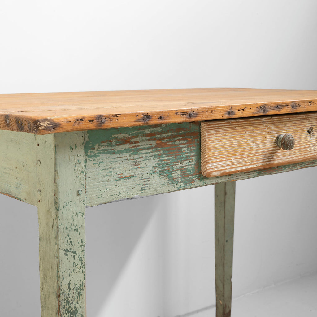 Mesa de madera con pátina verde