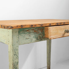 Mesa de madera con pátina verde