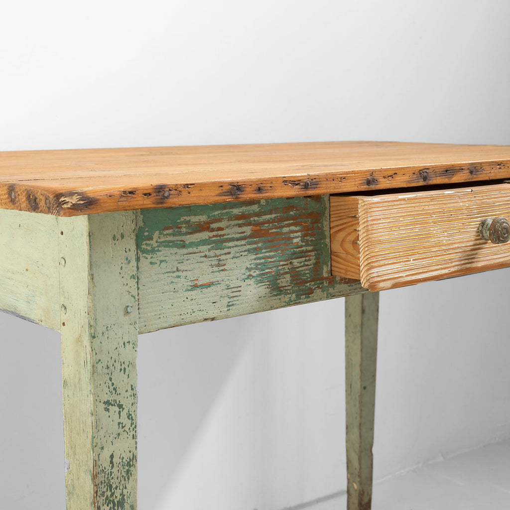 Mesa de madera con pátina verde