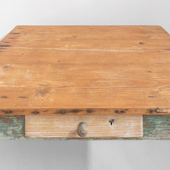 Mesa de madera con pátina verde