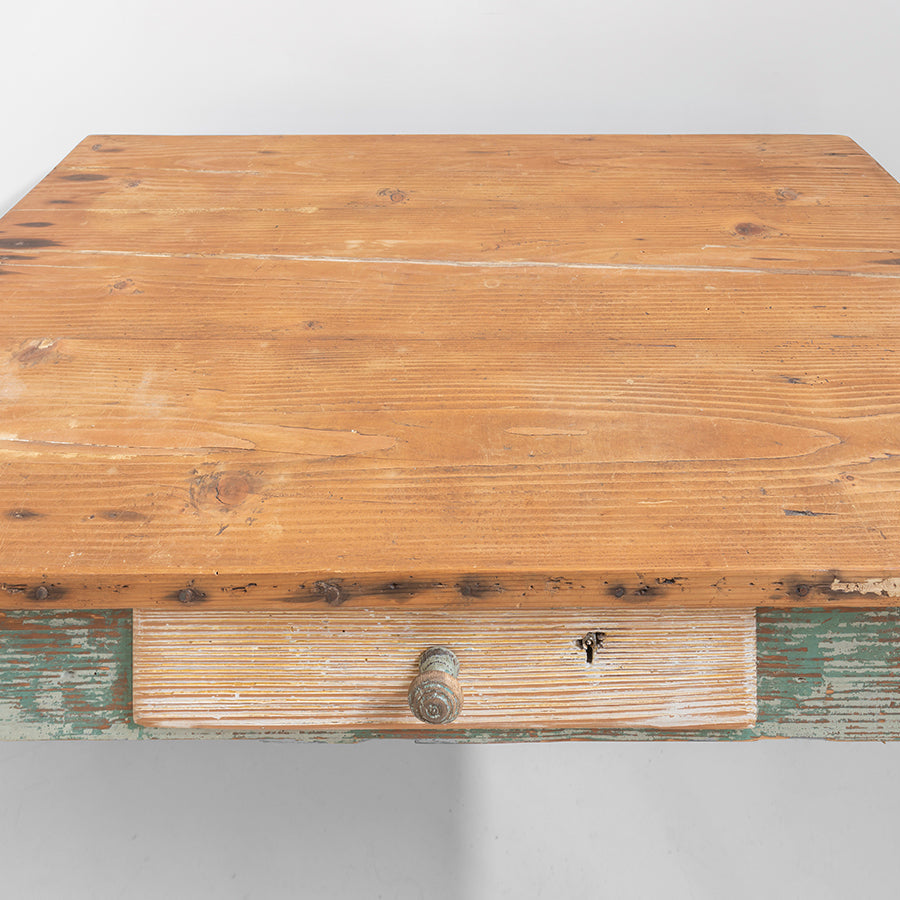 Mesa de madera con pátina verde