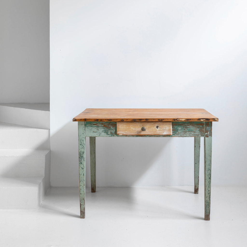 Mesa de madera con pátina verde
