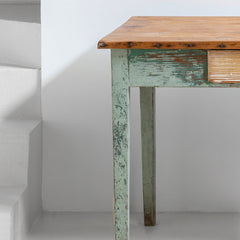 Mesa de madera con pátina verde
