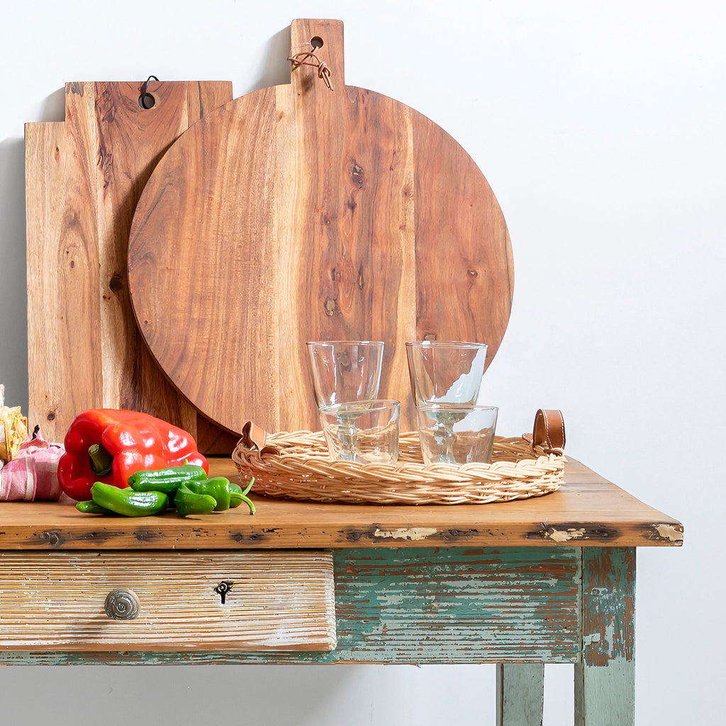 Mesa de madera con pátina verde