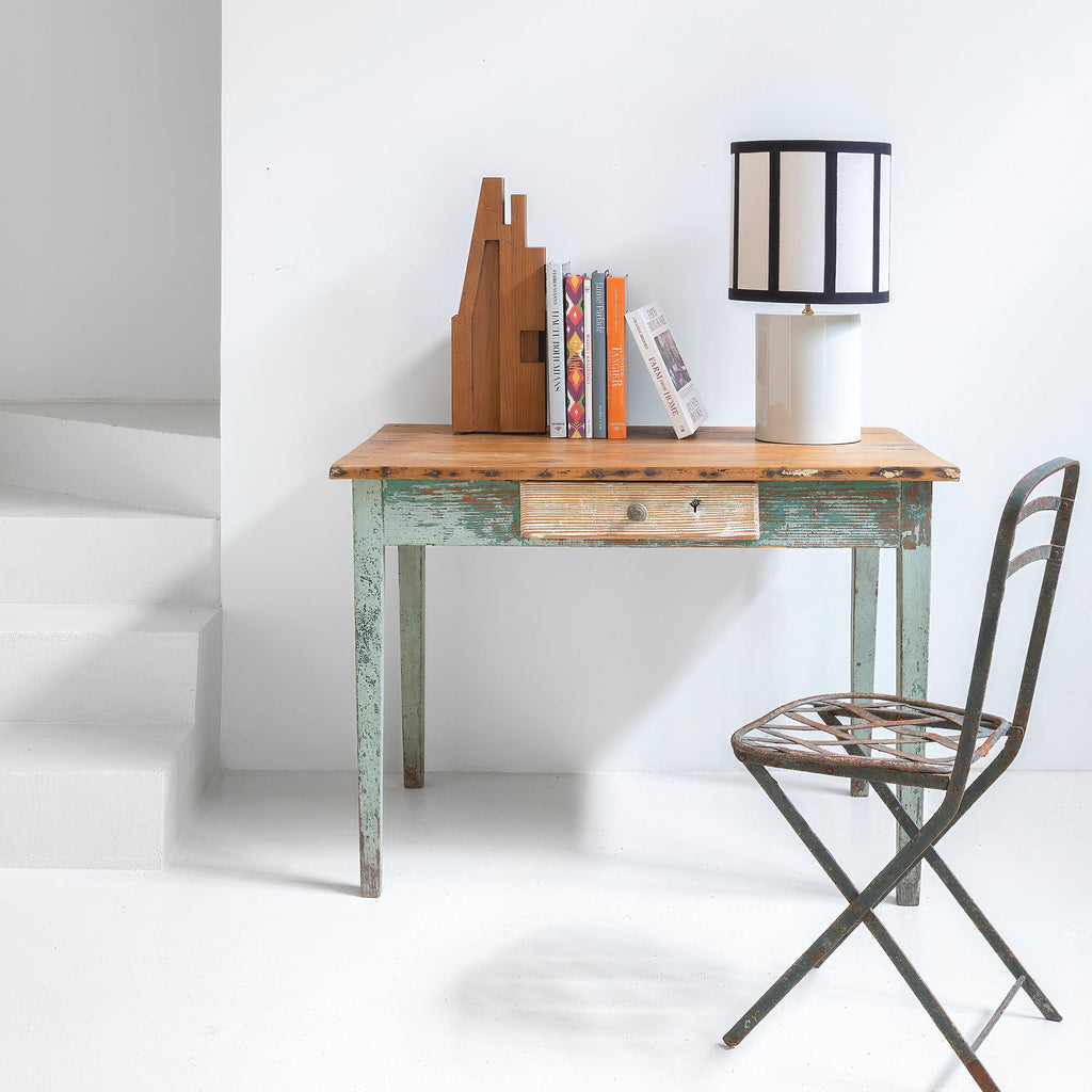 Mesa de madera con pátina verde