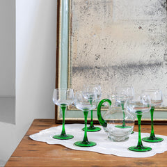 Juego de copas y jarra vintage de cristal transparente y pie verde