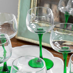 Juego de copas y jarra vintage de cristal transparente y pie verde