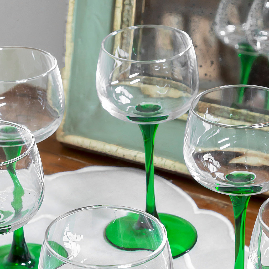 Juego de copas y jarra vintage de cristal transparente y pie verde