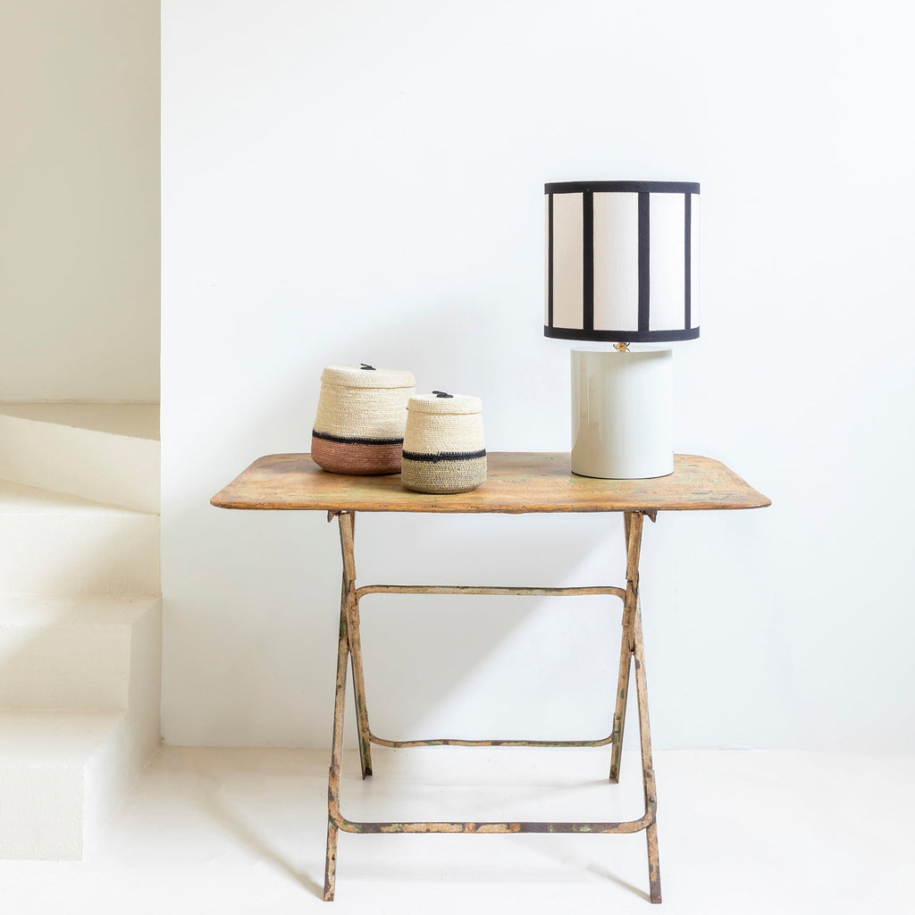 Dúo de cestas con tapa de fibra en teja y verde