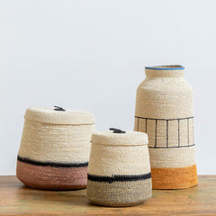 Dúo de cestas con tapa de fibra en teja y verde