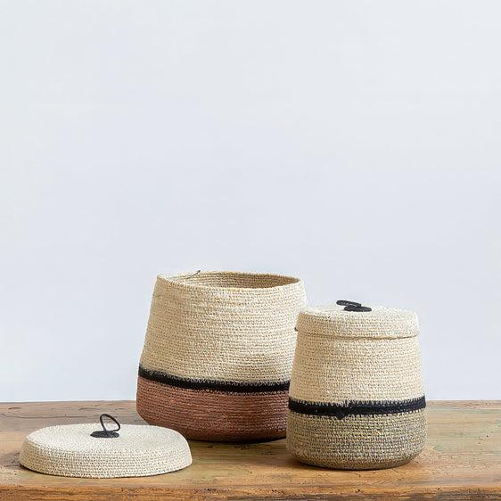 Dúo de cestas con tapa de fibra en teja y verde