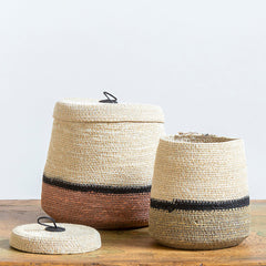 Dúo de cestas con tapa de fibra en teja y verde