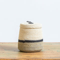 Dúo de cestas con tapa de fibra en teja y verde