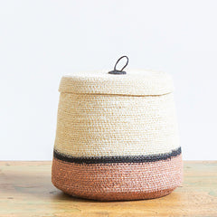 Dúo de cestas con tapa de fibra en teja y verde