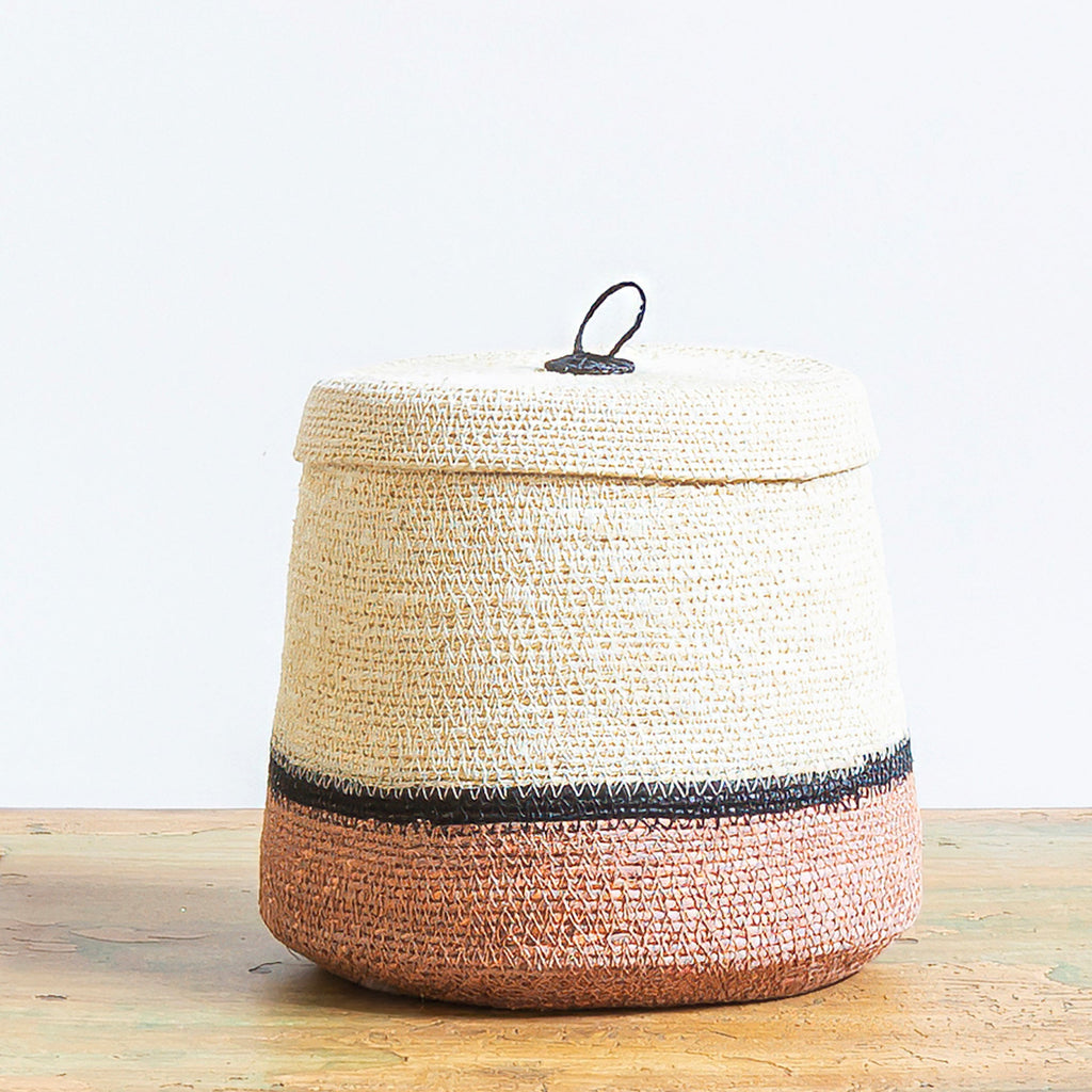 Dúo de cestas con tapa de fibra en teja y verde