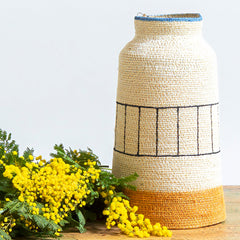 Cesto de fibra en color almendra y naranja